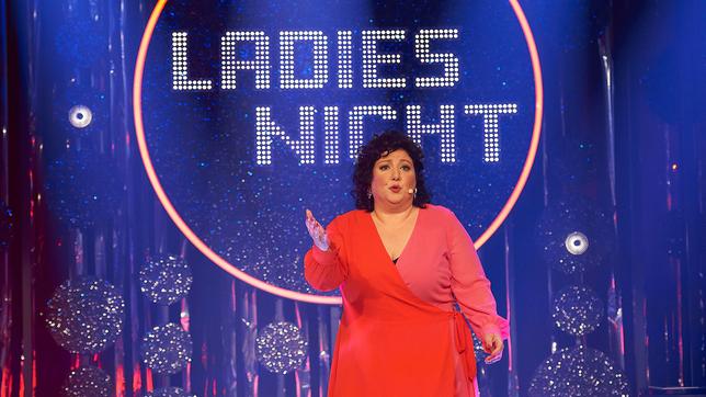 Bild: WDR/Melanie Grande Meltem Kaptan moderiert die "Ladies Night" im Kölner Gloria Theater.