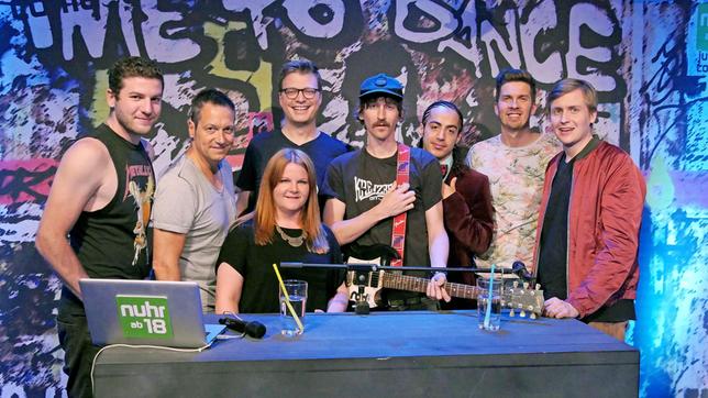 Bild: rbb/Thomas Ernst Bühne frei für junge und frische Gesichter der deutschen Comedy-Szene! - V.l.n.r.: Jonas Mann (Onkel Berni) , Dieter Nuhr, Sandra Petrat, Maxi Gstettenbauer, Theo Rio (Onkel Berni) Masud, Simon Stäblein, Till Reiners
