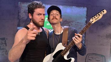 Bild: rbb/Oliver Ziebe Jonas Mann (li.) und Theo Rio alias "Onkel Berni"