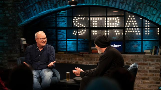 Bild: WDR/Melanie Grande Gastgeber Torsten Sträter mit Oliver Welke.