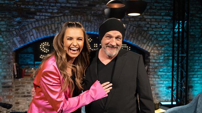 Bild: WDR/Melanie Grande Torsten Sträter (r) mit seinem Gast: Laura Wontorra, Deutsche Fernsehmoderatorin.