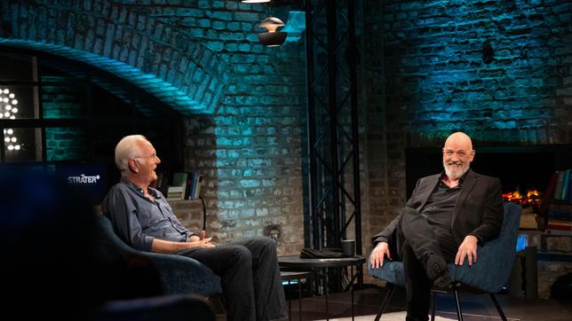 Zu Gast bei Torsten Sträter: Harald Schmidt (l).