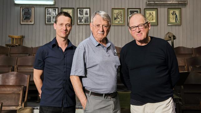 Bild: WDR/Bernd Spauke Regisseur Heinrich Breloer mit den Schauspielern Tom Schilling (l) und Burghart Klaußner (r) vor dem ersten Drehtag.