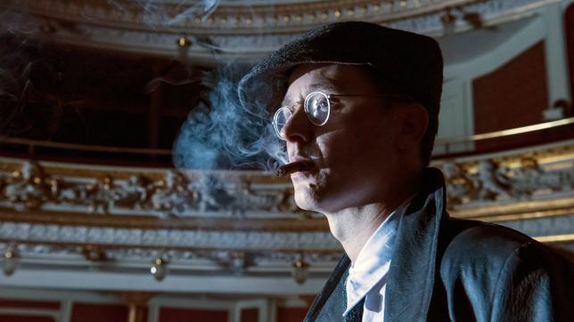 Bild: WDR/Stefan Falke Brecht im Theater am Schiffbauerdamm.