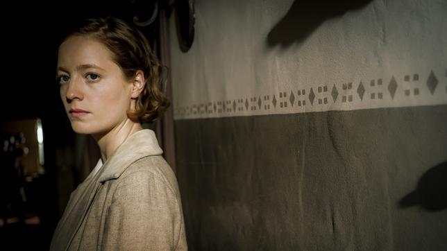 Leonie Benesch als Elisabeth Hauptmann
