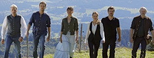 Die Aussöhnung der Patriarchen Lorenz Huber (Max Herbrechter, re.) und Sebastian Leitner (Walter Sittler, li.), der folgenschwere Ausrutscher im Heu von Marie Huber (Catherine Bode, 3. v. li.) und Georg Leitner (Thomas Unger, 2. v. li.) und die Gefühle zwischen Marie Huber (Catherine Bode) und ihrer Jugendliebe Florian Leitner (Matthi Faust) verändern die Beziehung zwischen den Bergbauer-Familien.
