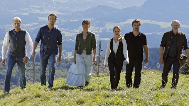 Die Aussöhnung der Patriarchen Lorenz Huber (Max Herbrechter, re.) und Sebastian Leitner (Walter Sittler, li.), der folgenschwere Ausrutscher im Heu von Marie Huber (Catherine Bode, 3. v. li.) und Georg Leitner (Thomas Unger, 2. v. li.) und die Gefühle zwischen Marie Huber (Catherine Bode) und ihrer Jugendliebe Florian Leitner (Matthi Faust) verändern die Beziehung zwischen den Bergbauer-Familien.