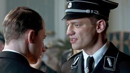 Juniorchef Emil Dreesen (Jonathan Berlin, li.) verweigert den „Führergruß”, SA-Mann Senkert (David Hürten) droht ihn zu verhaften.
