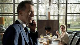 Der Druck auf Mafiaboss Koning (Raymond Thiry) wächst. Seine Frau Christine (Cynthia Abma) sieht, wie ernst die Lage ist.