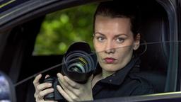 Die Polizistin René (Birgit Welink) observiert einen Verdächtigen.