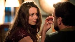 Drogenschmuggler Tom Fischer (Sascha Alexander Geršak) macht LKA-Ermittlerin Katja Wolf (Alice Dwyer) einen Heiratsantrag.