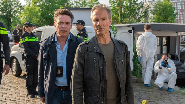 Bild: ARD Degeto/Raymond van der Bas Gemeinsame Ermittlungen: Kommissar Bram de Groot (Fedja van Huêt, li.) und sein deutscher Kollege Alex Pollack (Hannes Jaenicke, re.).