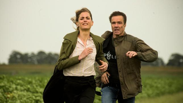 Bild: ARD Degeto/Martin Menke LKA-Ermittler Pollack (Hannes Jaenicke) beschützt die Zeugin Femke Pieters (Hannah Hoekstra).