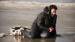 Molo (Omar El-Saeidi) hat als Einziger den Untergang eines Drogenschiffes überlebt.