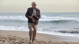 Victor Toura (Bernhard Schütz) entdeckt eine Leiche am Strand.