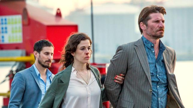 Bild: ARD Degeto/Lucia Faraig Kommissarin Fina Valent (Anne Schäfer) und Xavi Bonet (Clemens Schick) nehmen den Gangster Gerard (Luka Peros, re.) fest.