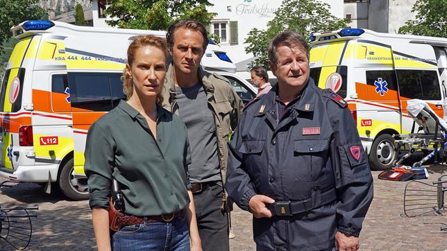 Bild: ARD Degeto/Hans-Joachim Pfeiffer Am Tatort: Sonja (Chiara Schoras, li.) mit ihren Kollegen Jonas (Gabriel Raab) und Peter (Hanspeter Muller-Drossaart, re.).