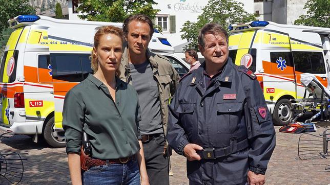 Am Tatort: Sonja (Chiara Schoras, li.) mit ihren Kollegen Jonas (Gabriel Raab) und Peter (Hanspeter Muller-Drossaart, re.).