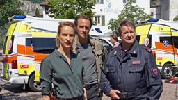 Am Tatort: Sonja (Chiara Schoras, li.) mit ihren Kollegen Jonas (Gabriel Raab) und Peter (Hanspeter Muller-Drossaart, re.).