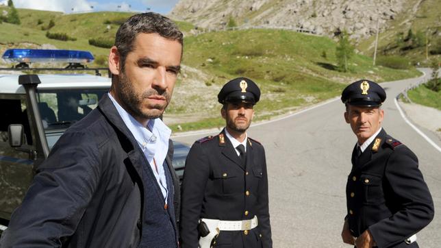 Matteo Zanchetti mit zwei Polizisten am Tatort.