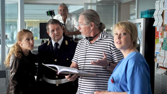 Regisseur Thorsten Näter mit den Schauspielern am Set