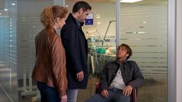 „Capo“ Matteo Zanchetti (Tobias Oertel) und „Frau Commissario“ Sonja (Chiara Schoras) sprechen mit ihrem Kollegen Jonas Kerschbaumer (Gabriel Raab, re.), der am Krankenzimmer der schwerverletzten Mafiastatthalterin Giulia Santoro Wache hält