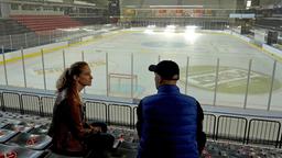 „Capo“ Sonja Schwarz (Chiara Schoras, re.) befragt den Eishockeytrainer Gregor Straussberger (Günther Götsch, li.).