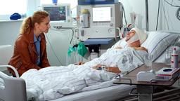 "Capo" Sonja Schwarz (Chiara Schoras) befragt Tobias Larcher (Christoph von Friedl) im Krankenhaus.