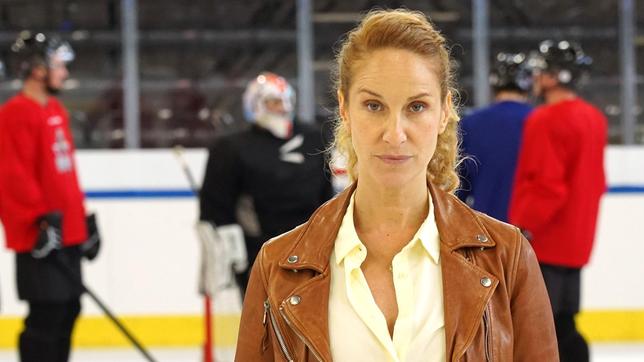 Bild: ARD Degeto/Hans-Joachim Pfeiffer „Capo“ Sonja Schwarz (Chiara Schoras) ermittelt in Bozens Eishockeywelt.
