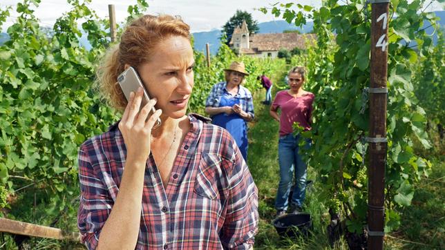 Bild: ARD Degeto/Hans-Joachim Pfeiffer "Capo" Sonja Schwarz (Chiara Schoras) verbringt ihren freien Tag mit ihrer Tochter Laura (Charleen Deetz) und ihrer Schwiegermutter Lisa (Katharina Matheiner), als sie ein dringender Anruf von ihren Kollegen erreicht.