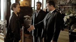 Carla Pisani (Jeanette Hain) verdächtigt „Capo“ Zanchetti (Tobias Oertel, Mitte), für den Mafia-Statthalter Rossi (Thomas Sarbacher) zu arbeiten.