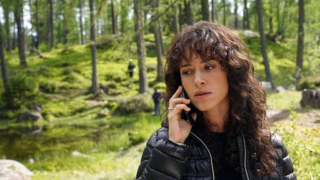 Bild: ARD Degeto/Hans Joachim Pfeiffer Commissario Mariella Colombo (Gabriela García-Vargas) überbringt eine schockierende Nachricht aus den Dolomiten.