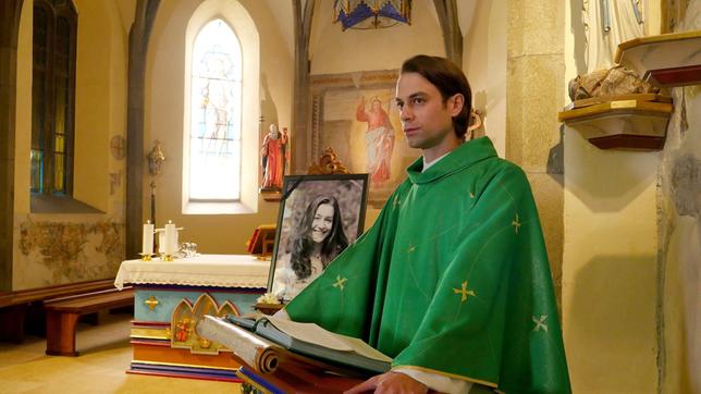 Bild: ARD Degeto/Hans-Joachim Pfeiffer Der junge Pastor Severin (Fabian Oehl) hat einen schweren Stand in der Gemeinde.