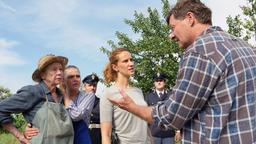 Der „verlorene Sohn“ bringt das Weingut in Gefahr! Sonja (Chiara Schoras) stellt sich Felix (Harald Windisch) entgegen, Katharina (Lisa Kreuzer, li.) und Laura (Charleen Deetz) sind geschockt.