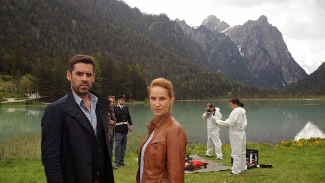 Bild: ARD Degeto/Hans-Joachim Pfeiffer Die Leiche einer vermissten Frau wird in einem Bergsee gefunden: ein neuer Fall für Commissario Sonja Schwarz (Chiara Schoras) und „Capo“ Matteo Zanchetti (Tobias Oertel).