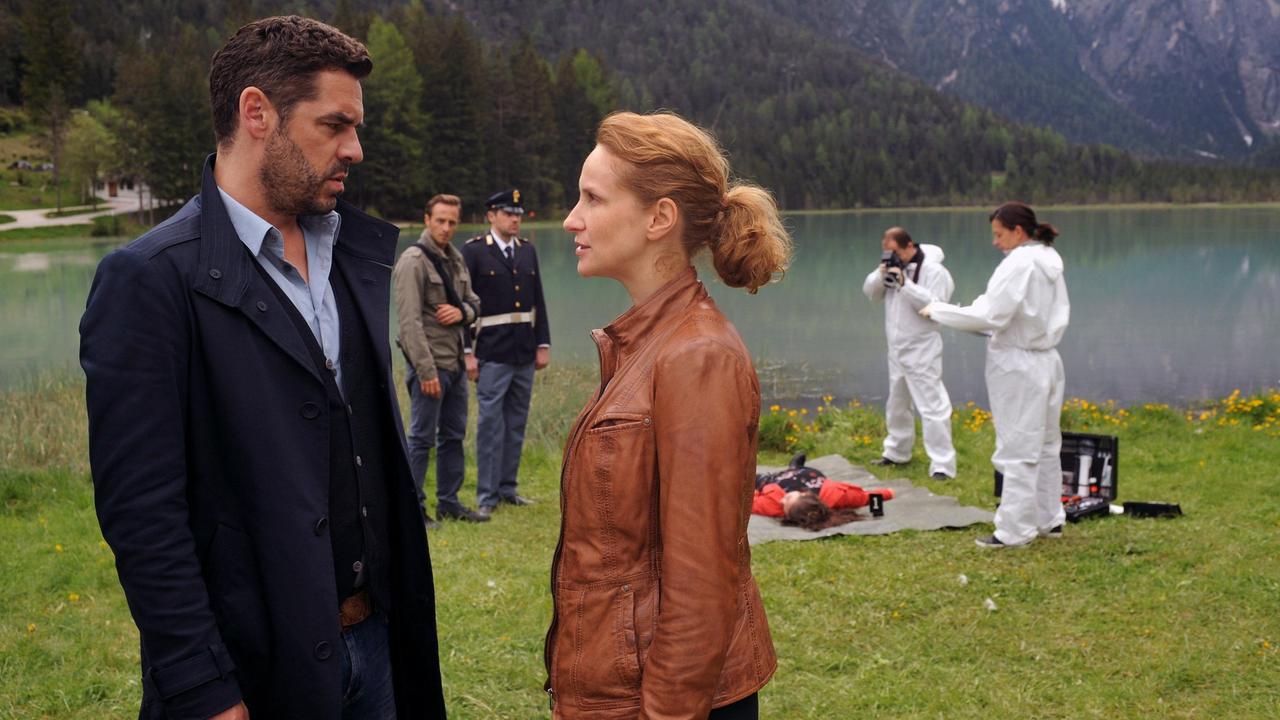 Die Leiche einer vermissten Frau wird in einem Bergsee gefunden: ein neuer Fall für Commissario Sonja Schwarz (Chiara Schoras) und „Capo“ Matteo Zanchetti (Tobias Oertel).