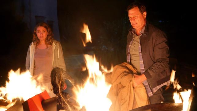 Ein Brand auf dem Weingut: Laura (Charleen Deetz) sieht geschockt zu, wie Julian (Harald Windisch) löscht.