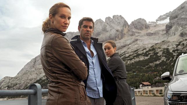 Bild: ARD Degeto/Hans-Joachim Pfeiffer Eine überraschende "Verstärkung" aus Rom: Matteo (Tobias Oertel) und Sonja (Chiara Schoras) bekommen es wieder mit Mafiajägerin Carla Pisani (Jeanette Hain, re.) zu tun.