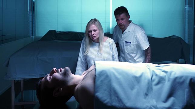 Im Leichenhaus des Krankenhauses schwört die verletzte Mafiastatthalterin Santoro (Susanna Simon) Rache für ihren ermordeten Mafiakiller Angelo Vitale (Murat Demir).