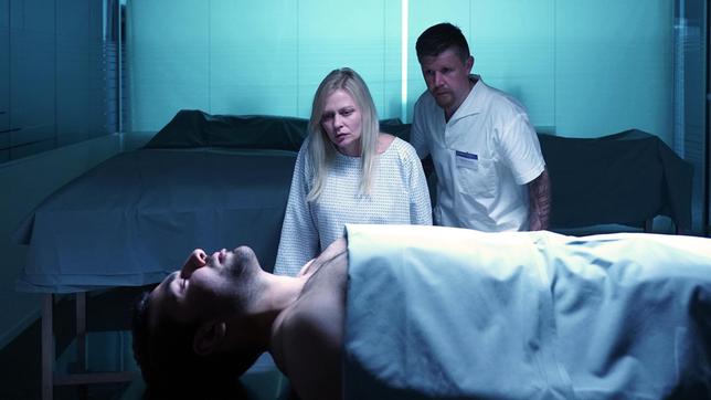 Bild: ARD Degeto/Hans-Joachim Pfeiffer Im Leichenhaus des Krankenhauses schwört die verletzte Mafiastatthalterin Santoro (Susanna Simon) Rache für ihren ermordeten Mafiakiller Angelo Vitale (Murat Demir).
