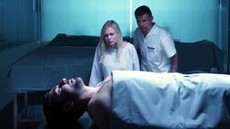 Im Leichenhaus des Krankenhauses schwört die verletzte Mafiastatthalterin Santoro (Susanna Simon) Rache für ihren ermordeten Mafiakiller Angelo Vitale (Murat Demir).