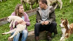Jonas (Gabriel Raab), das „Schwarze Schaf“ der Kerschbaumers, freundet sich mit Laura Schwarz (Charleen Deetz) an.