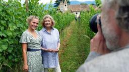 Laura (Charleen Deetz) und ihre Großmutter Lisa (Katharina Matheiner) lassen sich für eine Homestory fotografieren.