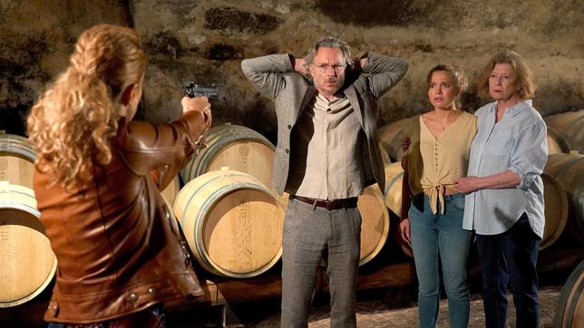 Bild: ARD Degeto/Hans-Joachim Pfeiffer Laura (Charleen Deetz) und ihre Großmutter Lisa (Katharina Matheiner) sind entsetzt: der vermeintliche Fotograf Harald Brückner (Dirk Borchardt) wird von Sonja (Chiara Schwarz) festgenommen.