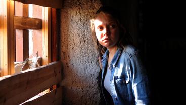 Bild: ARD Degeto Laura (Charleen Deetz) wird gefangen gehalten.