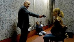 Mafiaboss Saffione (Christian Redl, li.) hat „Capo“ Zanchetti (Tobias Oertel, Mitte) und Sonja (Chiara Schoras) in seiner Gewalt.