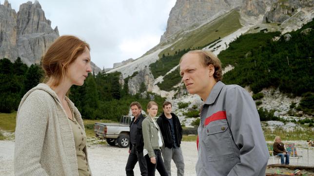 Bild: ARD Degeto/Hans-Joachim Pfeiffer Manuel Steinbrenner (Emanuel Fellmer, re.) und seine Schwester Petra (Daniela Schulz, li.) sind nicht einer Meinung. Daniele (Johannes Zeiler, 2. v. li.), Francesca (Juliane Fisch) und Stefan (Frederic Linkemann, Mitte) beobachten die Situation.