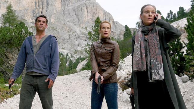 Bild: ARD Degeto/Hans-Joachim Pfeiffer Matteo (Tobias Oertel), Sonja (Chiara Schoras, re.) und Sonderermittlerin Carla Pisani (Jeanette Hain) wollen der Mafia das Handwerk legen.