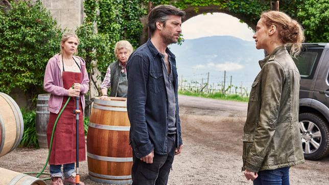 Bild: ARD Degeto/Marco Nagel DER BOZEN-RKIMI: Obwohl einiges dagegen spricht: Kommissarin Sonja Schwarz (Chiara Schoras) glaubt an die Unschuld von Ehemann Thomas (Xaver Hutter), dessen Mutter Katharina (Lisa Kreuzer) und Tochter Laura (Charleen Deetz) geschockt zuschauen.