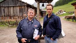 Peter Kerschbaumer (Hanspeter Müller-Drossaat, li.) und sein Sohn und Kollege Jonas Kerschbaumer (Gabriel Raab, vorne li.) ermitteln in streng religiösen Kreisen.